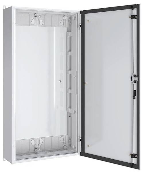 Ein offener, leerer rechteckiger Metallschaltschrank mit einer Glastür mit Scharnier, der Montageplatten im Inneren und ein schlankes Design zeigt.