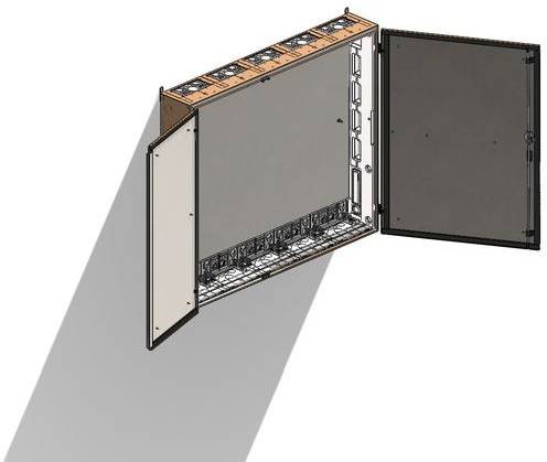 Eine offene, rechteckige Metallbox mit ausgeklügelten Fächern und Paneelen, höchstwahrscheinlich zur Aufnahme elektronischer Bauteile verwendet.