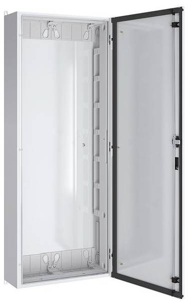 Ein Metallschaltschrank mit offener Tür, der ein leeres Inneres für die Installationsvorbereitung zeigt. Der Schrank ist hoch und rechteckig.