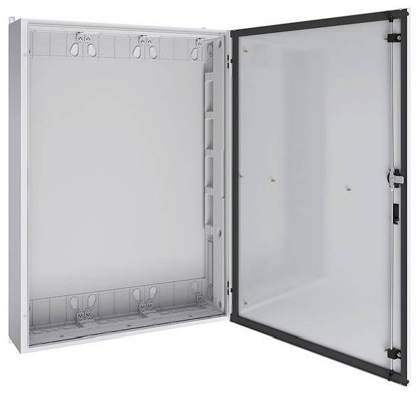 Offener grauer Metall-Elektroschrank mit einer Scharnierungstür, der den Innenraum zur Montage von Geräten oder Verkabelung zeigt.