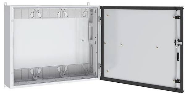 Elektrisches Gehäuse mit offener Tür, das die Innenansicht für Verdrahtung und Komponentenplatzierung zeigt.