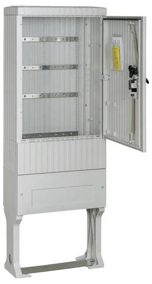 Ein offenes elektrisches Schaltpanel, das Innenkomponenten zeigt, einschließlich sichtbarer Metallstangen und eines montierten Geräts, auf einem Ständer mit einer offenen Tür.