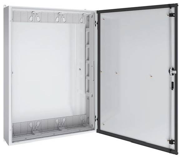 Ein leerer, offener elektrischer Schaltschrank mit weißem Innenraum und grauem Metallrahmen, der Montageschlitze und eine transparente Tür zeigt.