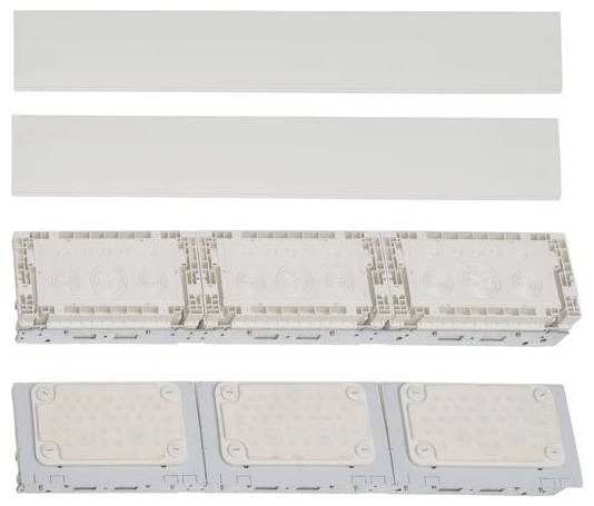 Gestapelte modulare elektrische Komponenten, die vor einem einfarbigen Hintergrund gezeigt werden, bestehen aus mehreren weißen rechteckigen Einheiten mit Anschlussports.