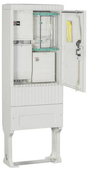 Ein elektrischer Verteilerschrank mit geöffneter Tür, die Innenkomponenten wie Sicherungsautomaten und Verkabelung zeigt.