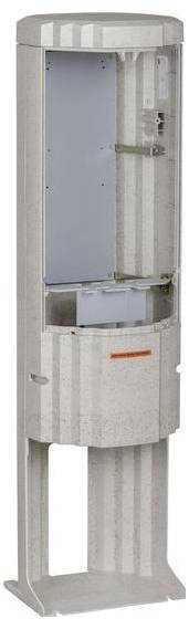 Ein hoher, grauer, rechteckiger Elektroschrank mit offener Vorderseite, der interne Fächer und Komponenten offenlegt und auf einem Sockel steht.