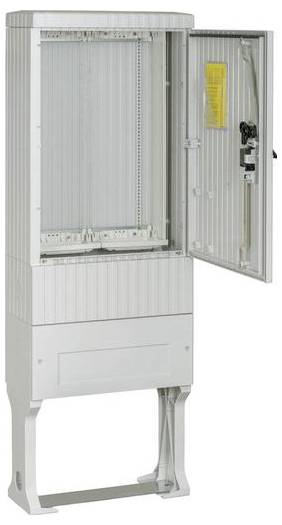 Ein Metallschaltschrank mit offener Tür zeigt Einschübe für die Geräteinstallation. Ein gelber Hinweis ist im Inneren der Tür angebracht.