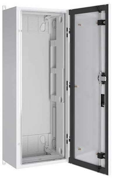 Ein offener, leerer elektrischer Schaltschrank mit Flügeltür, grauem Innenraum und sicheren Verriegelungen, konzipiert zur Unterbringung von elektrischen Komponenten.