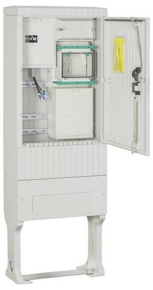 Ein offener Elektroschrank, der Verkabelung, Schalter und einen montierten Leistungsschalter im Inneren zeigt, wobei die Tür für Wartungszugang angelehnt ist.