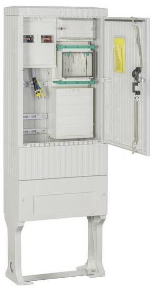 Ein offener Elektrenschrank mit sichtbaren Kabeln und Schaltungskomponenten. Ein gelbes Instruktionsblatt ist an der Innenseite der Tür befestigt.