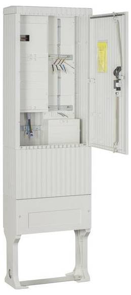 Offene elektrische Schaltschrank mit Sicherungsautomaten und Verkabelung in einem weißen Gehäuse. Die Tür ist teilweise geöffnet und gibt eine gelbe Mitteilung frei.