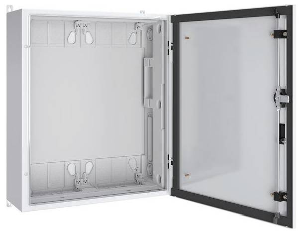 Eine offene elektrische Gehäusebox mit einer Scharnierungstür, die einen leeren Innenraum mit Montagepunkten zeigt. Die Tür ist verstärkt und verfügt über einen Verschluss.
