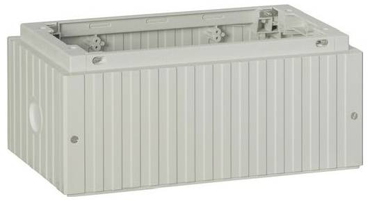 Eine weiße rechteckige elektrische Anschlussdose mit gerippter Außenseite, die mehrere Befestigungslöcher für die Montage aufweist.