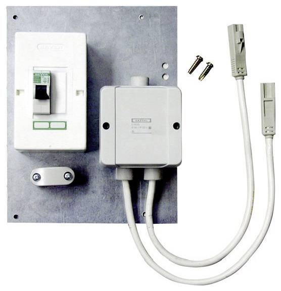 Eine wandmontierte elektrische Sicherung und Verteilerdose mit zwei angeschlossenen Kabeln, Schrauben und einer Metallrückwand.