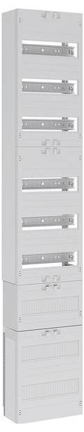 Ein hoher, weißer Metallschrank mit mehreren Schlitzen, höchstwahrscheinlich ein Server- oder Elektroverteilergehäuse, der zur Organisation von Ausrüstung oder Schaltkreisen verwendet wird.