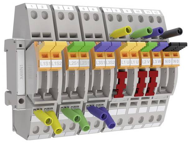 Ein Klemmenblock mit mehrfarbigen Anschlüssen, beschriftet mit Zahlen und Buchstaben, zur Organisation und Verbindung von elektrischen Leitungen.