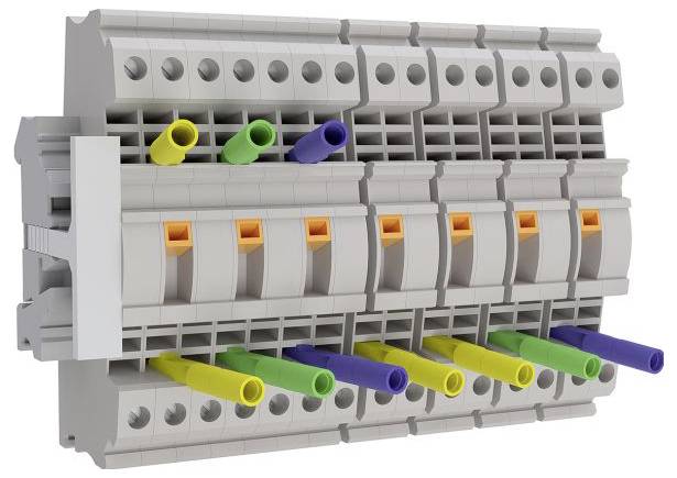 Ein grauer Klemmenblock mit bunten Kabeln (gelb, grün, lila), die daran angeschlossen sind. Der Block hat mehrere Steckplätze und orangefarbene Hebel.