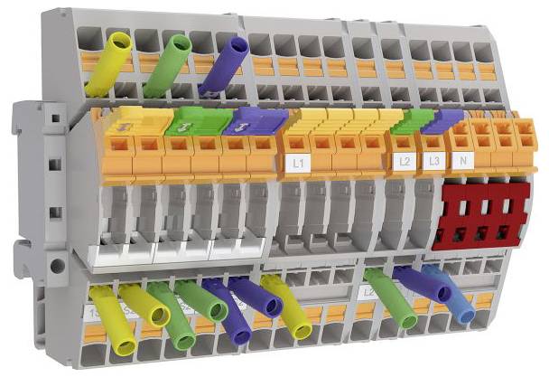 Elektrische Klemmenleiste mit Drähten in verschiedenen Farben: grün, blau, gelb und rot. Beschriftungen zeigen Anschlüsse: 'L1', 'L2', 'L3', 'N'.