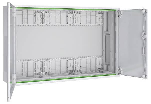Ein offenes elektrisches Gehäuse mit mehreren Steckplätzen für Schaltungskomponenten, das die interne Anordnung und modulare Kapazität veranschaulicht.
