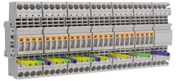 Anschlussklemme mit mehreren Anschlusspunkten, ausgestattet mit orangen, grünen und gelben Anschlüssen zur Organisation der elektrischen Verkabelung.