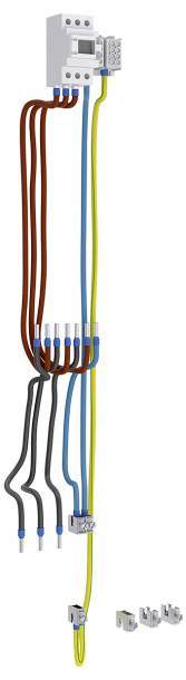 Elektrische Kabelanordnung mit farblich gekennzeichneten Kabeln zur Organisationserleichterung; inklusive Anschlüssen und Schutzgehäuse.