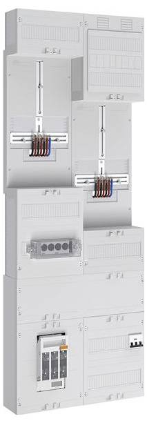 Ein elektrischer Verteilerschrank mit mehreren Sicherungsautomaten und Kabeln, der eine organisierte Verkabelung und beschriftete Komponenten zur Stromsteuerung aufweist.