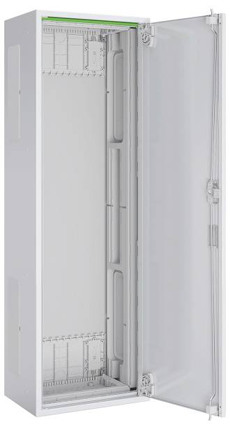 Ein offener, leerer weißer Schrank mit einer transparenten Tür, der das Innere und seine Regale freilegt, geeignet für Büro- oder Heimaufbewahrung.