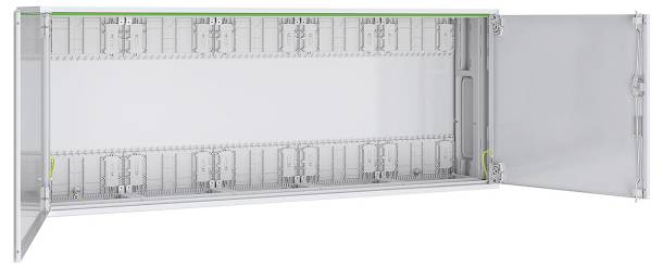 Offener Metallschrank mit mehreren Fächern zur Aufbewahrung von elektronischen Komponenten, mit einer Tür mit Scharnier an der rechten Seite.