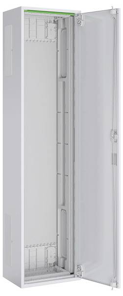 Ein hoher, offener Metallschrank mit einer transparenten Tür, wahrscheinlich für elektrische oder Netzwerkausrüstung, der ein leeres Inneres mit Einschubfächern zeigt.