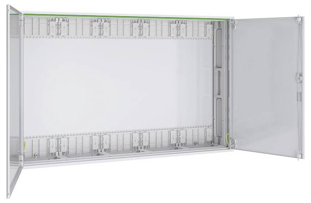 Ein offener, leerer elektrischer Schaltschrank mit mehreren Schlitzen für Sicherungsautomaten, einer nach rechts angeschlagenen Tür und einem schlichten weißen Innenraum.