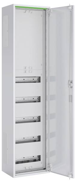 Ein hoher, weißer Elektroschrank mit geöffneter Tür, der mehrere leere Steckplätze für Komponenten oder Sicherungsautomaten freigibt.