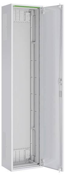 Ein offener, hoher, weißer Elektroschrank mit sichtbarem Innenraum, geeignet für die Installation von elektrischen oder Netzwerkkomponenten.
