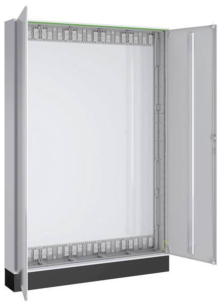 Ein leerer, offener Elektroschrank mit Metallregalen und Kabelkanälen, aus einem Winkel betrachtet.