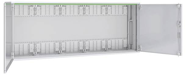 Eine offene, leere elektrische Schaltschrank mit einer offenen Flügeltür, die Schlitze für Komponenten an der Innenseite zeigt, vor einem neutralen Hintergrund.