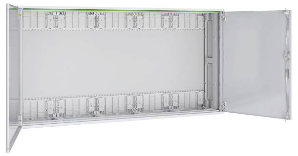 Ein offenes, leeres Metallgehäuse oder ein Metallschrank mit mehreren Montageschienen und einer Tür, das zur Unterbringung von elektrischen oder Netzwerkgeräten verwendet wird.