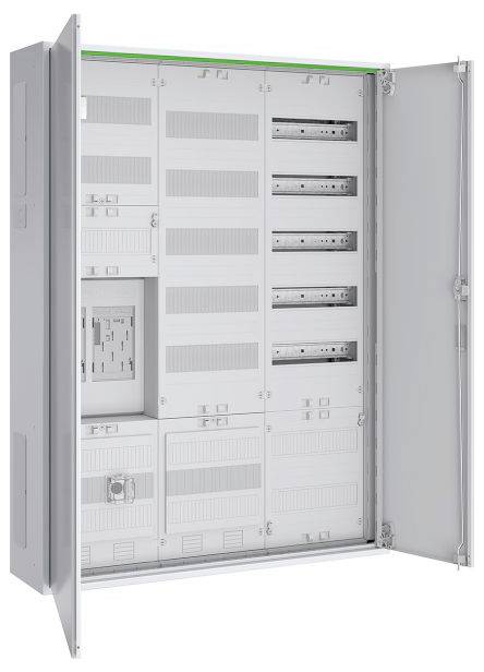 „Geöffnetes elektrisches Schaltpanel mit verschiedenen Schlitzen und Fächern für Sicherungsautomaten und Verkabelung, das eine saubere und organisierte Anordnung zeigt.