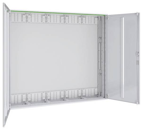 Eine offene, leere elektrische Verteilerdose mit einer transparenten Tür, an einer weißen Wand montiert.