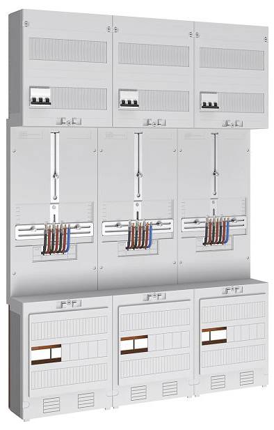 Ein elektrischer Verteilerkasten mit mehreren Sicherungsautomaten und farbigen Leitungen, der zur Stromverteilung und -steuerung in einem Gebäude verwendet wird.