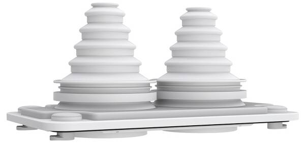 Ein Paar graue, akkordeonartige Gummi-Zugentlastungsstiefel auf einer flachen Anschlussbase, die dazu dienen, mehrere Kabel zu schützen und zu verwalten.