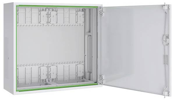 Ein offener, leerer Elektroschrank mit einer angeschlagenen transparenten Tür, der mehrere Schlitze und Fächer für Komponenten zeigt.