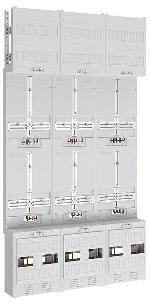 Elektrische Schaltanlage mit vertikalen und horizontalen Sammelschienen, Leistungsschaltern und Verdrahtungskanälen. Entwickelt für modulare Schaltkreisverwaltung.