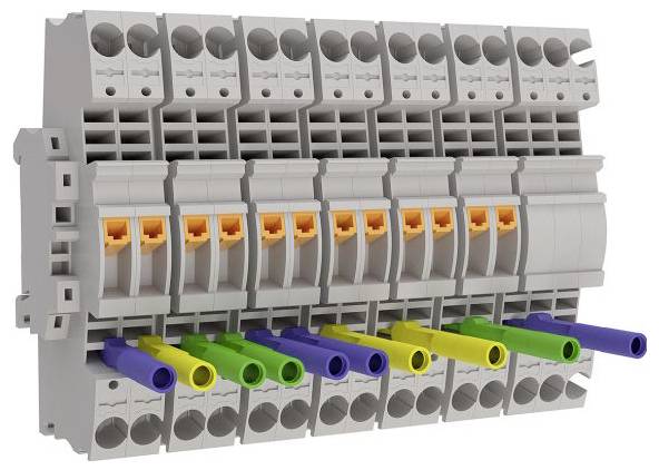 Elektrische Anschlussklemmen mit mehrfarbigen Anschlüssen zur organisierten Kabelführung, ausgestattet mit Reihen von grauen Kunststoffgehäusen.