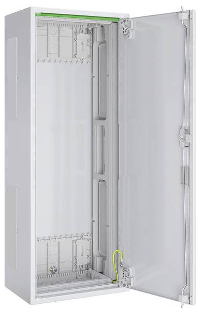 Ein offener grauer Metallschrank, der einen leeren Innenraum, Regale, einen vertikalen Stützbalken und interne Verkabelung an der Schranktür zeigt.