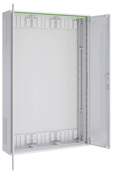 Ein offener Metallschaltschrank mit einer Glastür, der ein leeres Inneres mit Halterungsschlitzen für Geräte oder Kabelführung zeigt.