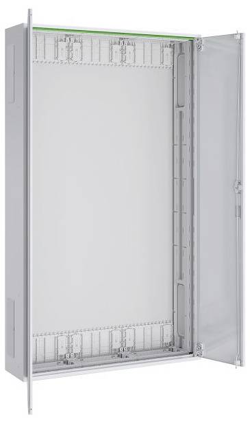 Ein offener, leerer Elektroschrank mit einer transparenten Tür und sichtbaren Innenkompartimenten, aufrecht gegen einen einfarbigen Hintergrund gestellt.