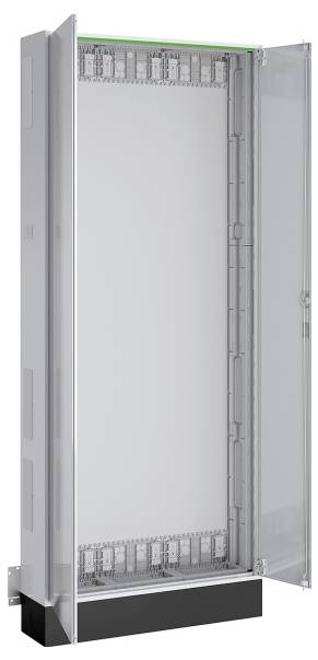 Offenes Metallgehäuse für Elektrik mit mehreren Montageschlitzen, Innenansicht zur Aufnahme von elektronischen Komponenten und Verkabelung.