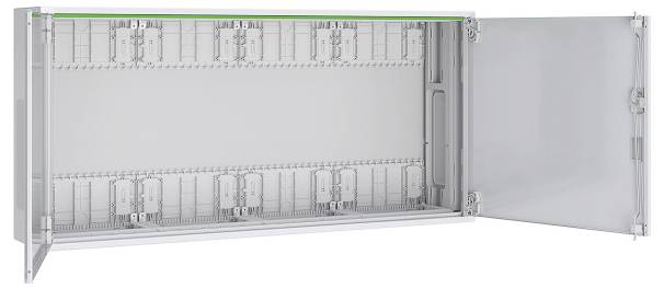 Ein großes, offenes Metallgehäuse mit mehreren Steckplätzen für elektronische Komponenten und einer Tür mit Scharnier und Griff auf der rechten Seite.