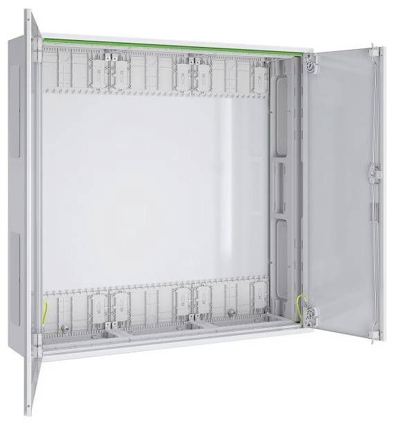 Eine offene Elektroverteilerdose mit einer transparenten Tür, die mehrere Steckplätze für Sicherungsautomaten zeigt, an allen Seiten ausgekleidet, und ein grünes Kabel an der Oberseite.