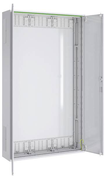 Ein grauer Elektroverteilerschrank mit offener Tür, der ein leeres Inneres mit Sicherungsautomatenklemmen und einem grünen Erdungsdraht zeigt.