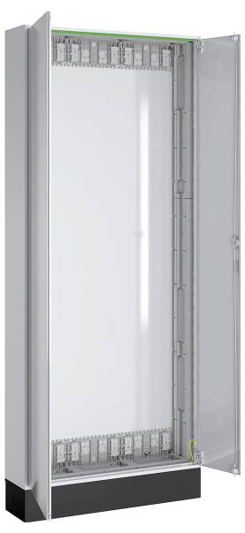 Ein offener Metallschaltschrank mit einer transparenten Tür, der Installationsrahmen und Verkabelungswege im Inneren zeigt und zur Geräteaufbewahrung verwendet wird.